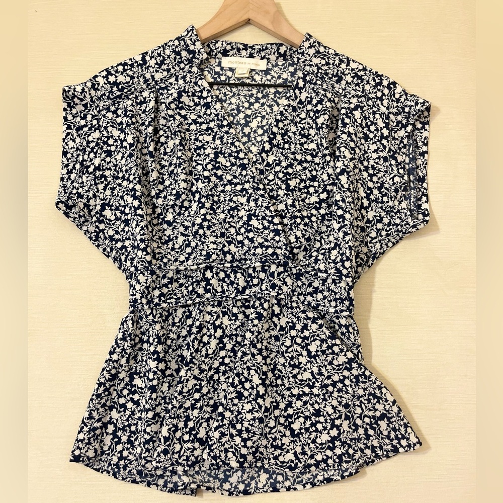 Monteau Blouse - Women’s Medium Navy Blue White - Workwear Floral Peplum V-Neck